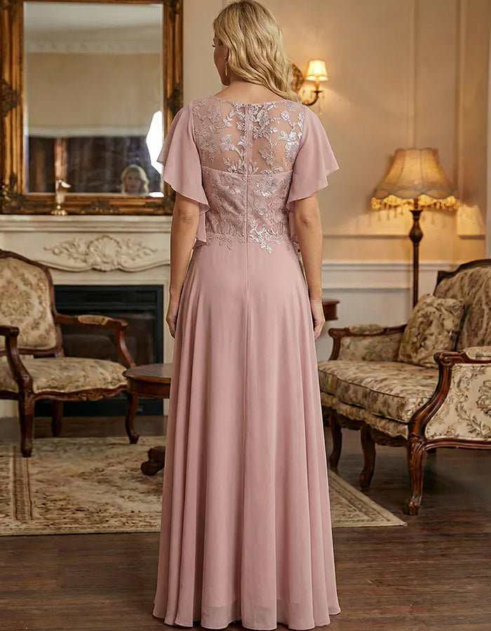Vestido maxi rosa com decote redondo, renda, lantejoulas, mangas com folhos em chiffon em corte evasê  