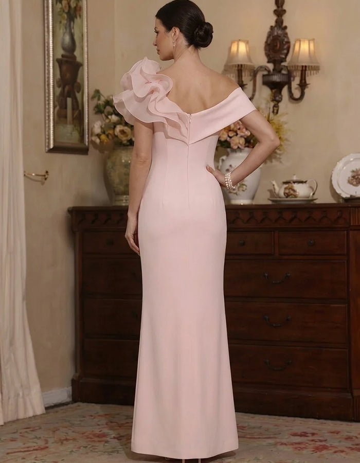Abito lungo rosa con una spalla, rose 3D in organza e volant