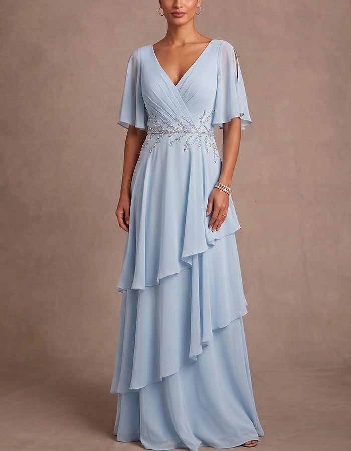 Vestido maxi de gasa azul claro con escote en V profundo, hombros descubiertos, mangas tipo capa y volantes