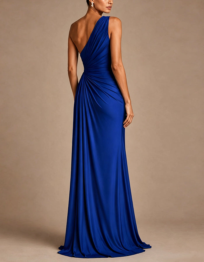 Robe longue en satin bleu à une épaule plissée  