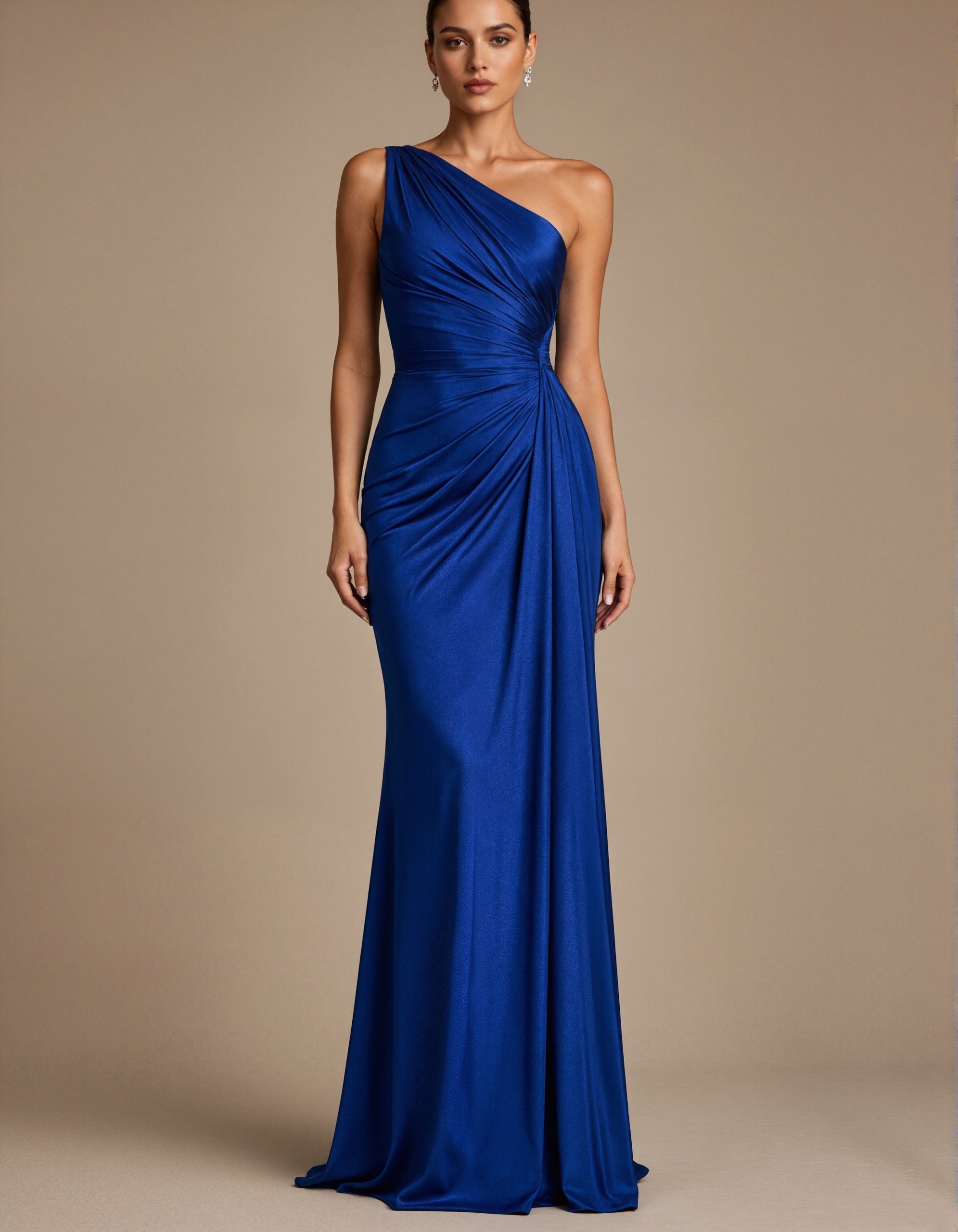 Robe longue en satin bleu à une épaule plissée  