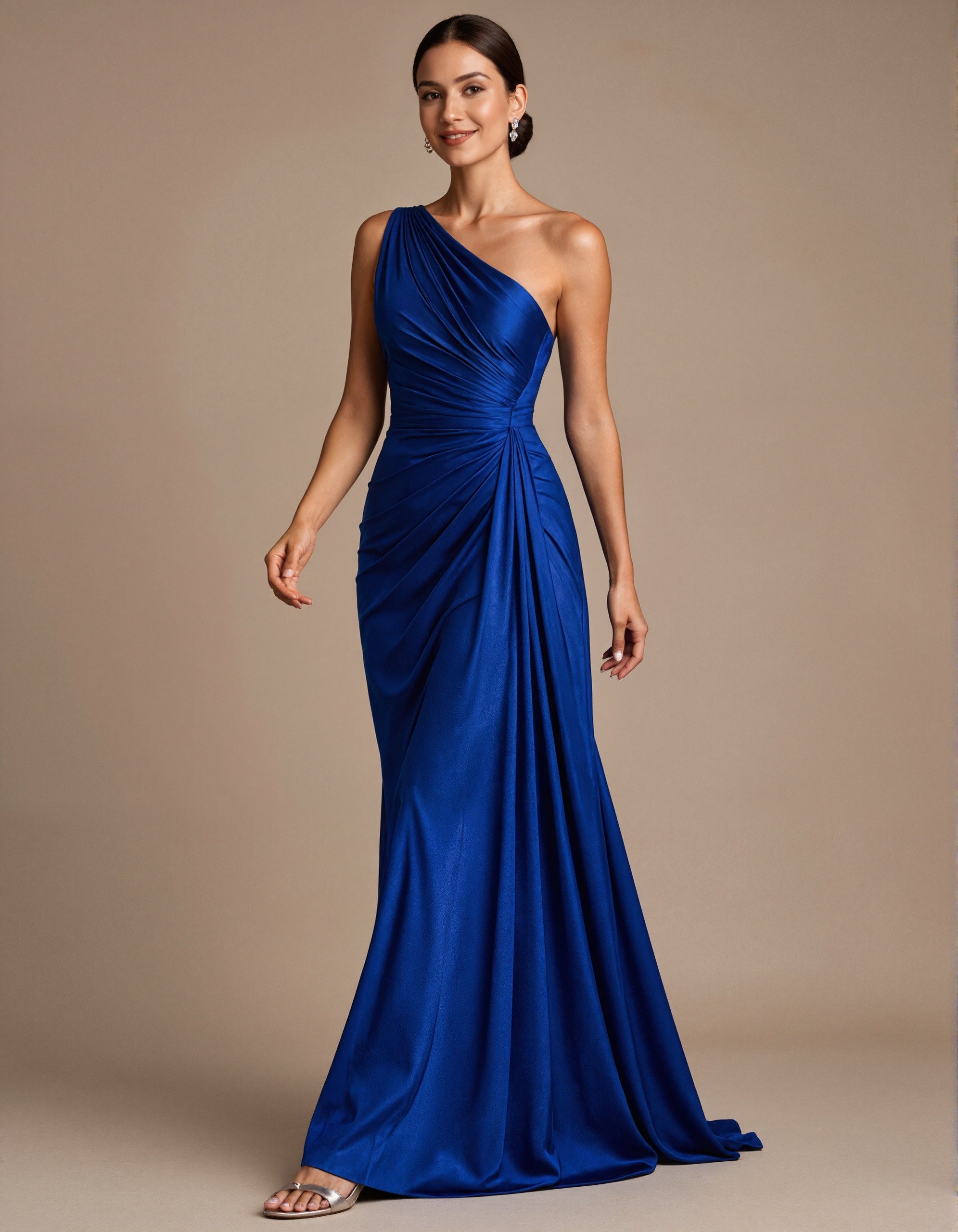 Robe longue en satin bleu à une épaule plissée  