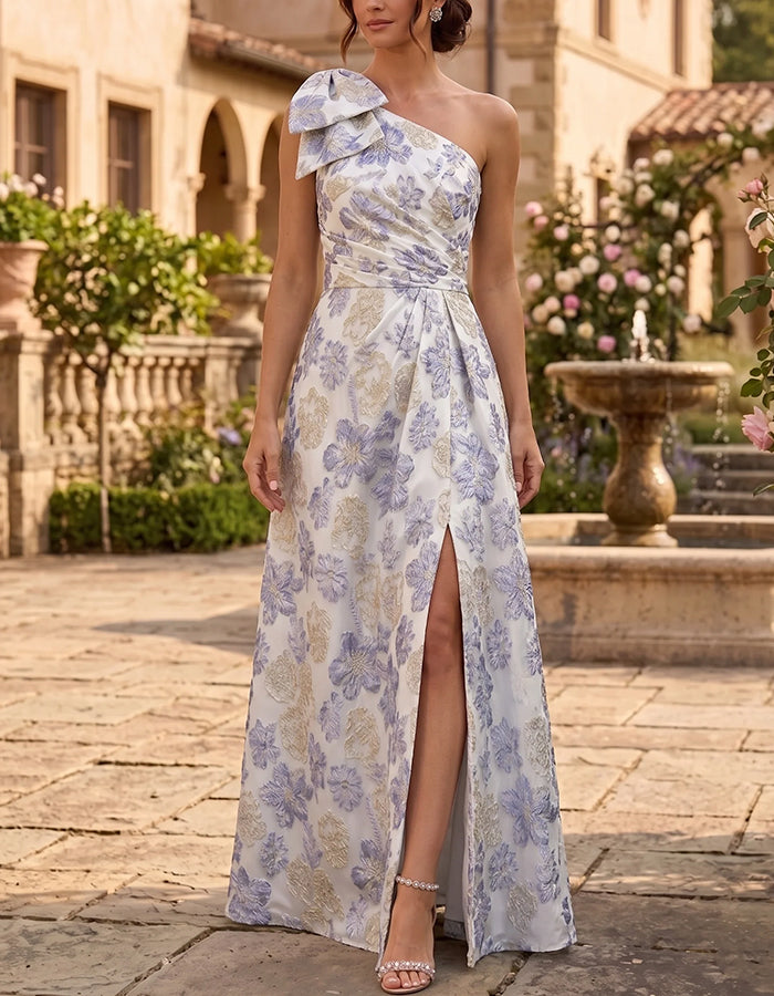 Vestido maxi de jacquard floral color marfil con un hombro, cintura con nudo y abertura alta