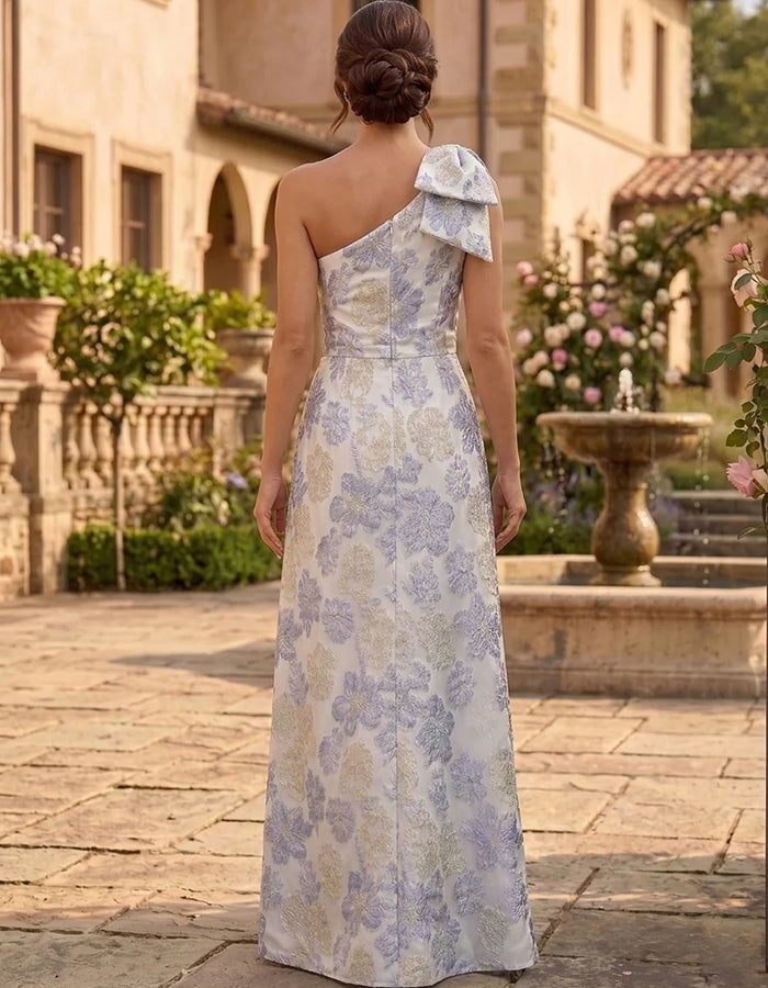 Robe maxi ivoire à une épaule en jacquard floral, taille twistée et fente haute
