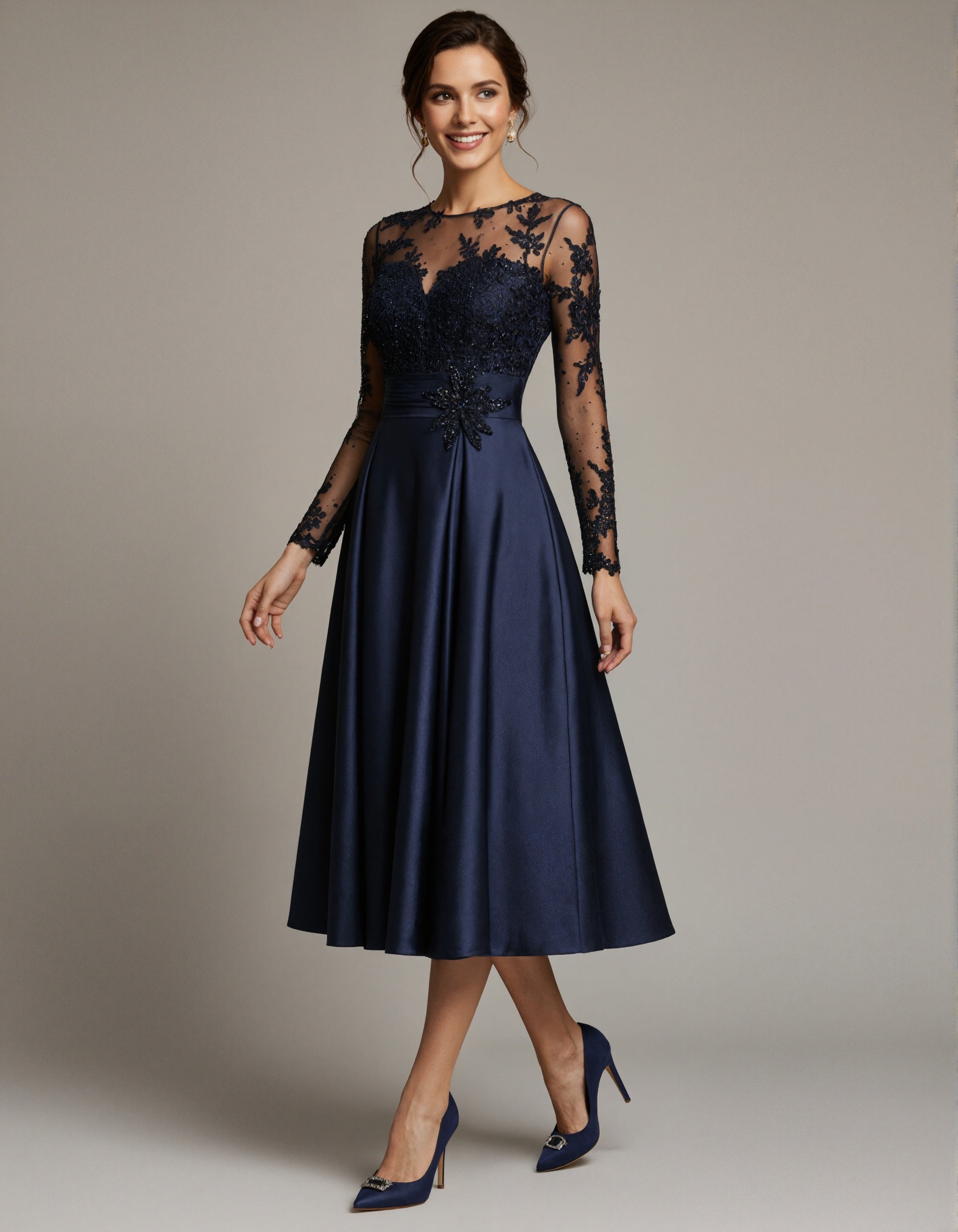 Vestido midi azul escuro de cetim com tule e renda floral  