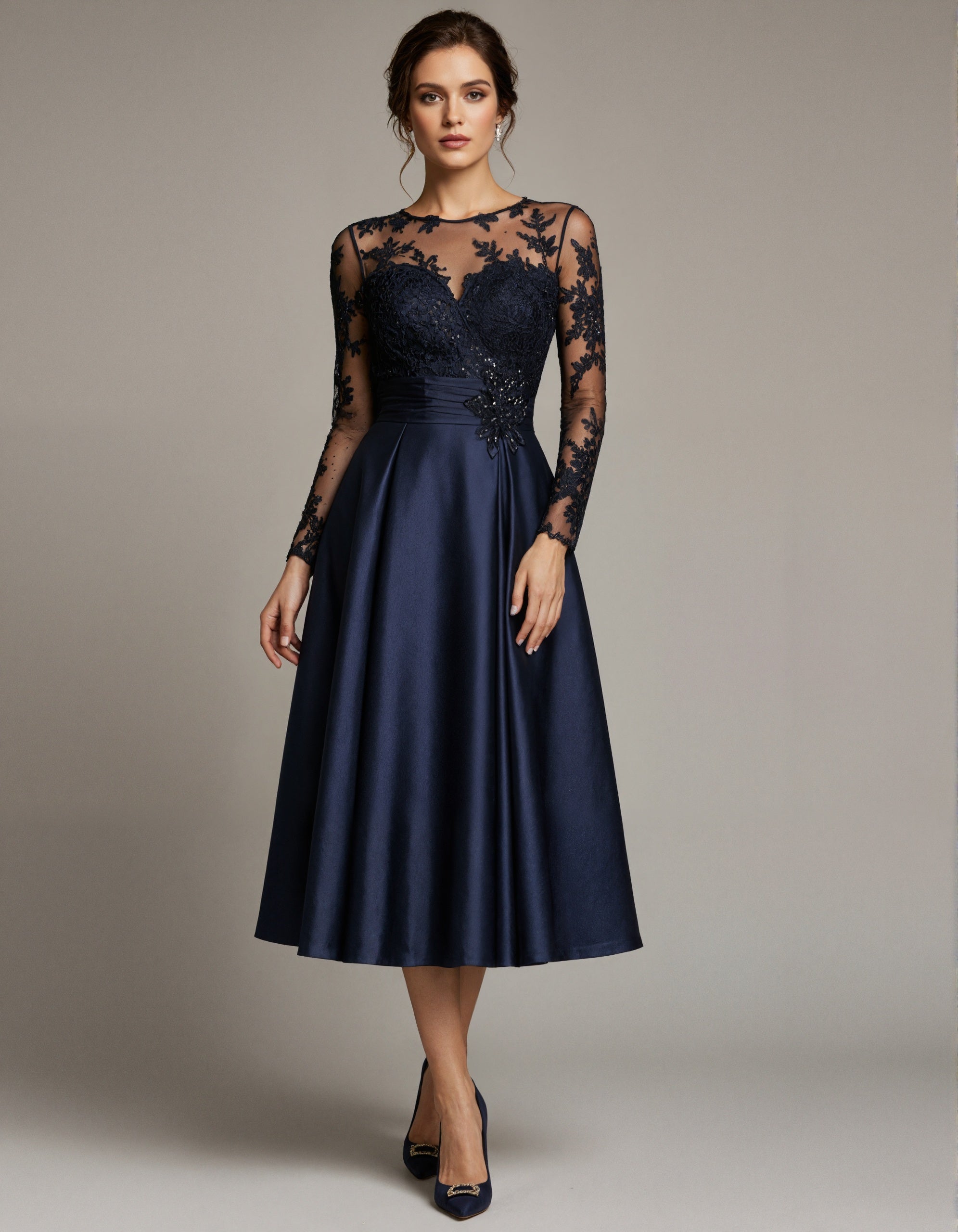 Vestido midi azul escuro de cetim com tule e renda floral  