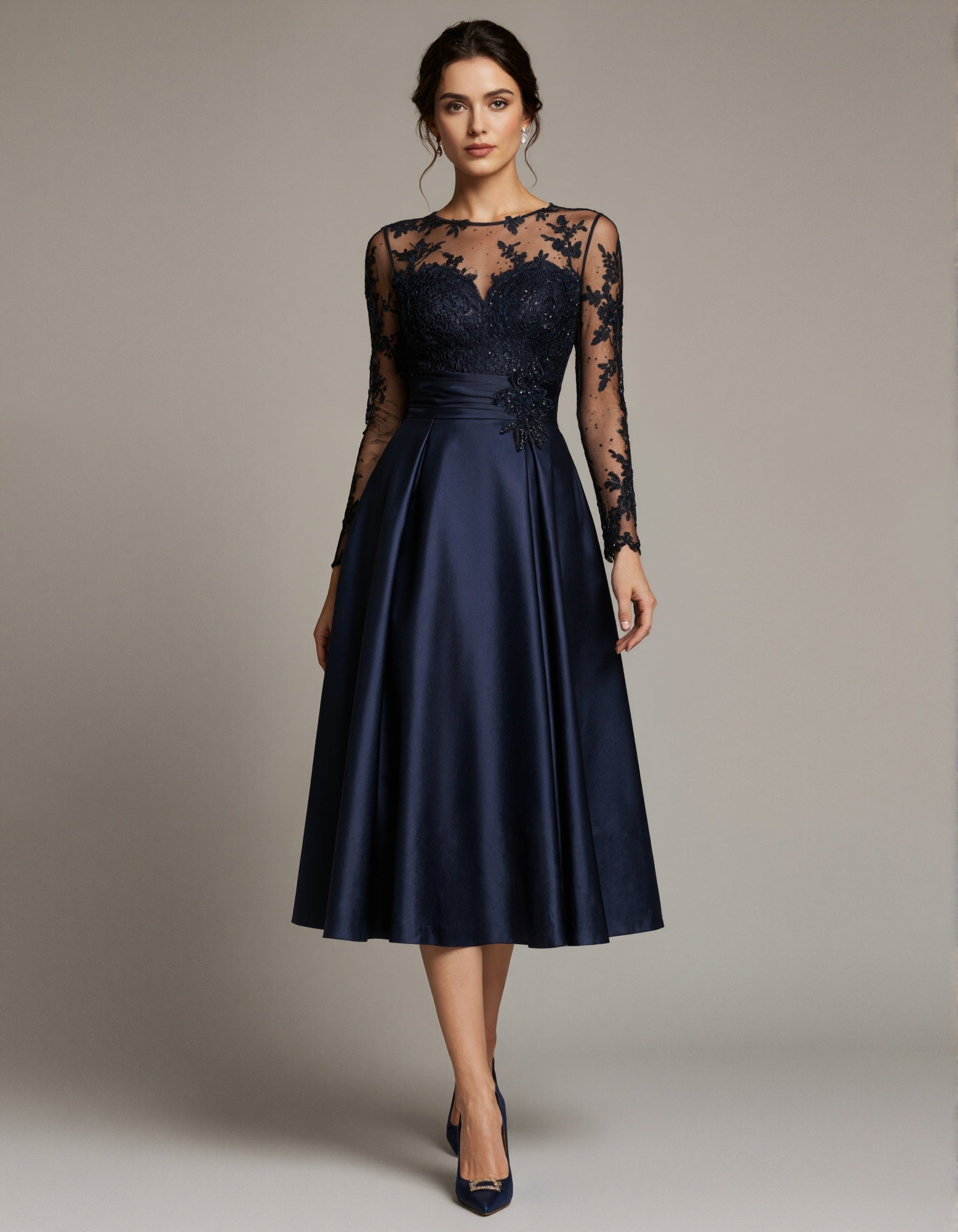 Vestido midi azul escuro de cetim com tule e renda floral  