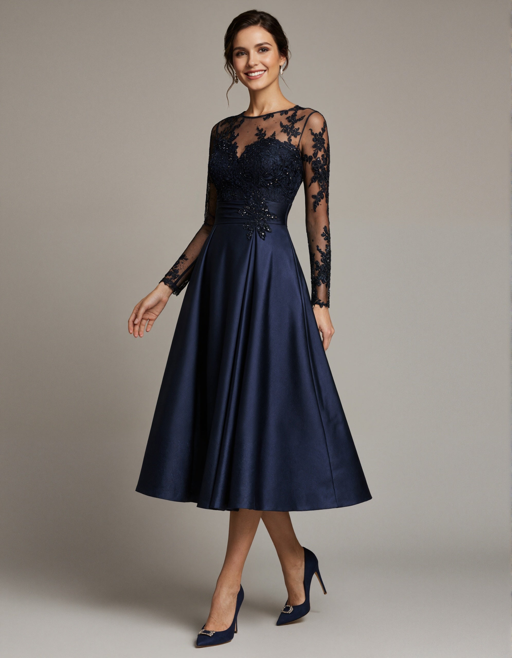 Vestido midi azul escuro de cetim com tule e renda floral  