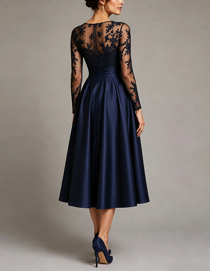 Vestido midi azul escuro de cetim com tule e renda floral  