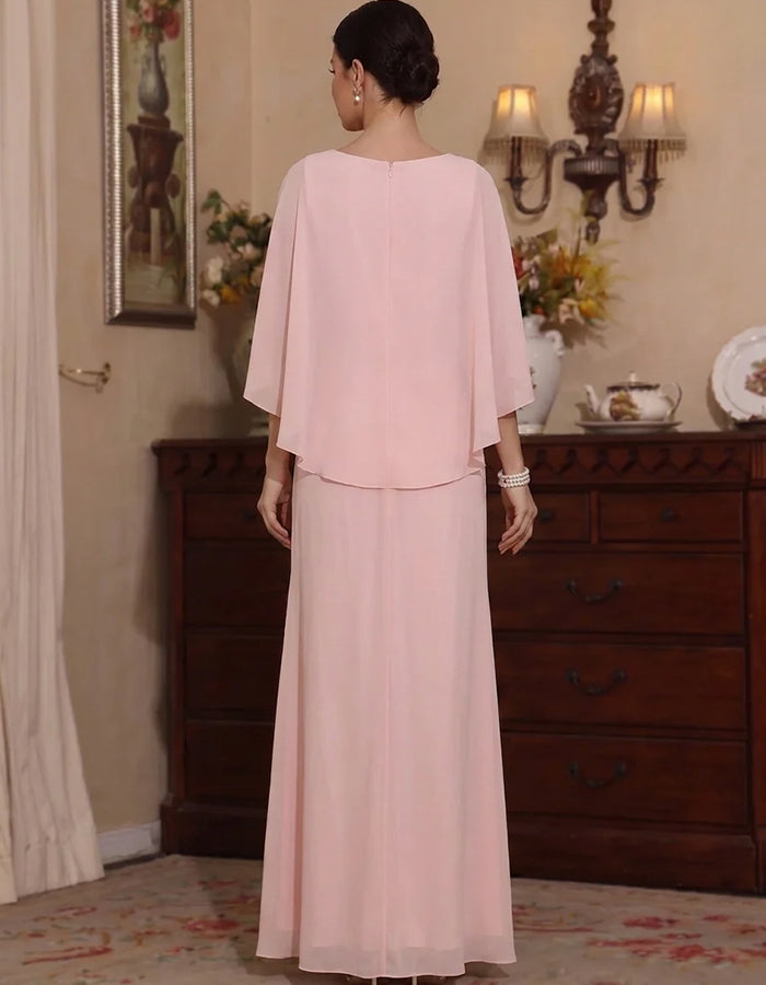 Rochie maxi roz din șifon, cu decolteu în V, mâneci tip pelerină cu volane și croială în înfășurare
