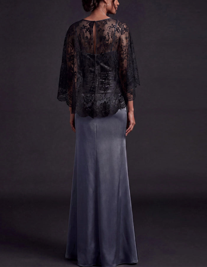 Robe longue en satin gris avec dentelle florale noire, châle et manches trois-quarts  