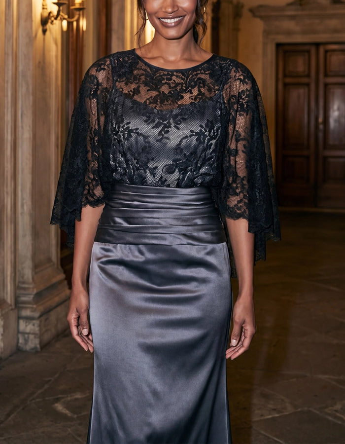 Robe longue en satin gris avec dentelle florale noire, châle et manches trois-quarts  