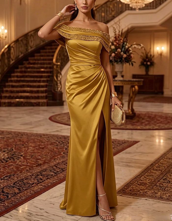 Vestido maxi amarelo com ombros descobertos, folhos, cintura torcidada e racha alta em cetim brilhante