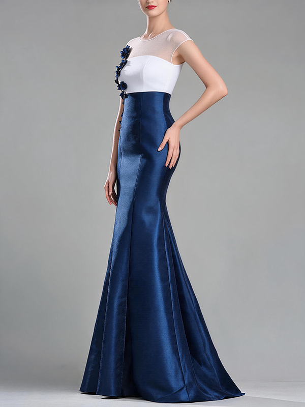 Rochie maxi sirenă din satin cu flori 3D, mâneci scurte iluzie, alb și bleumarin