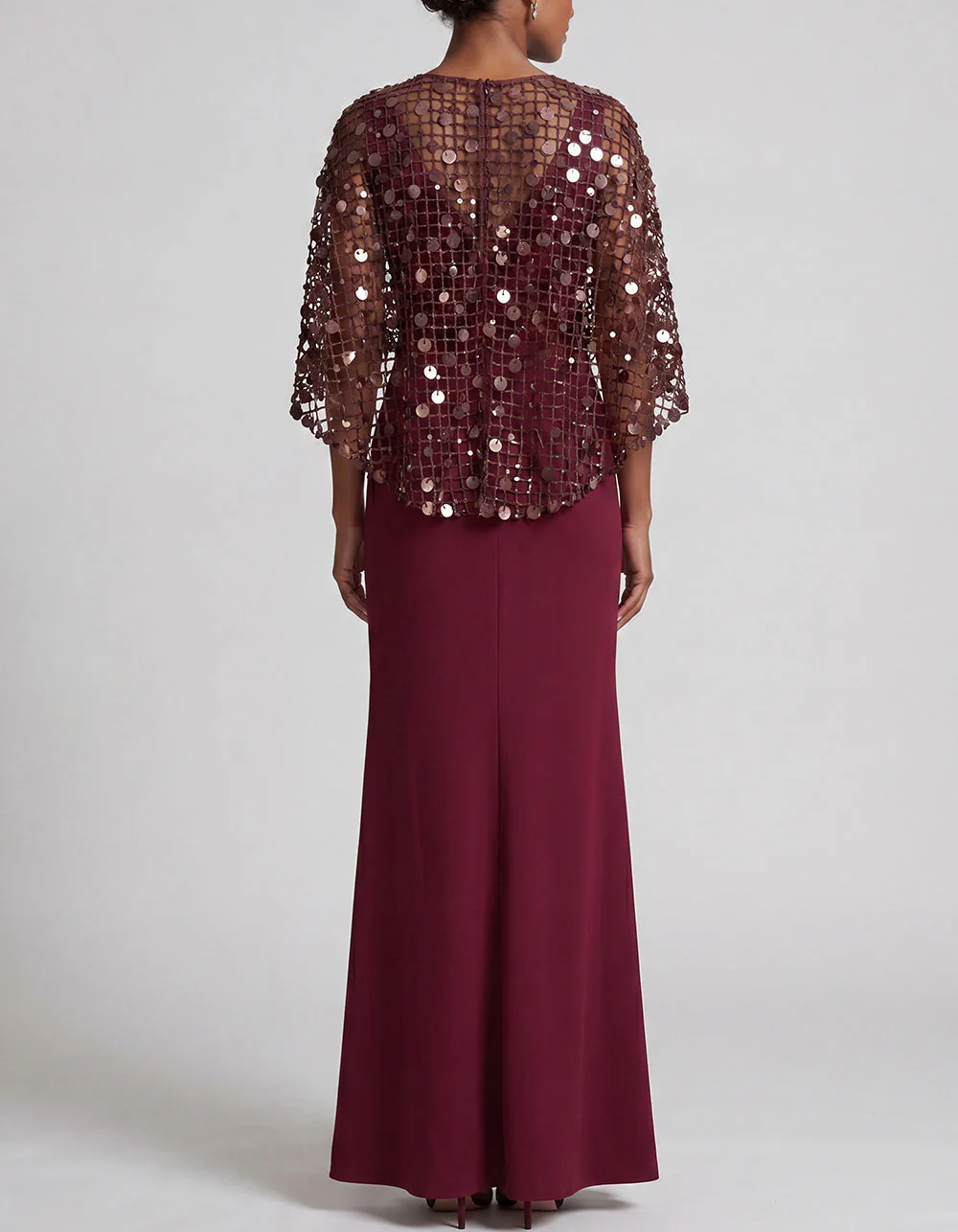 Rochie maxi de seară cu despicătură, din crep cu pelerină din plasă cu paiete și guler rotund
