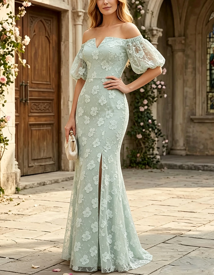 Vestido maxi verde sálvia com ombros descobertos, mangas bufantes, flores 3D e racha alta