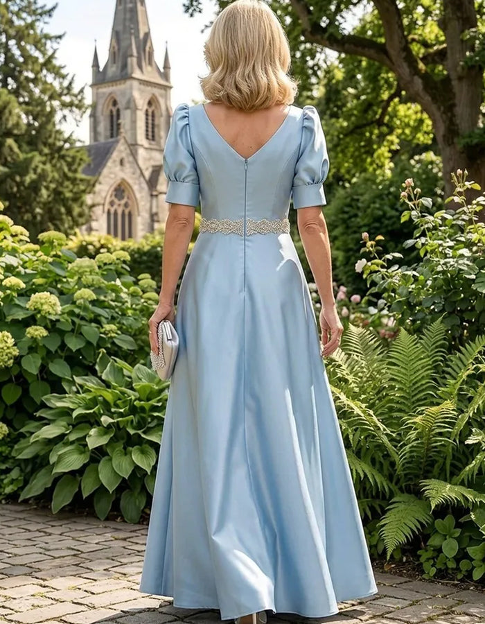 Vestido maxi azul claro com decote quadrado, mangas bufantes e corte em A em cetim