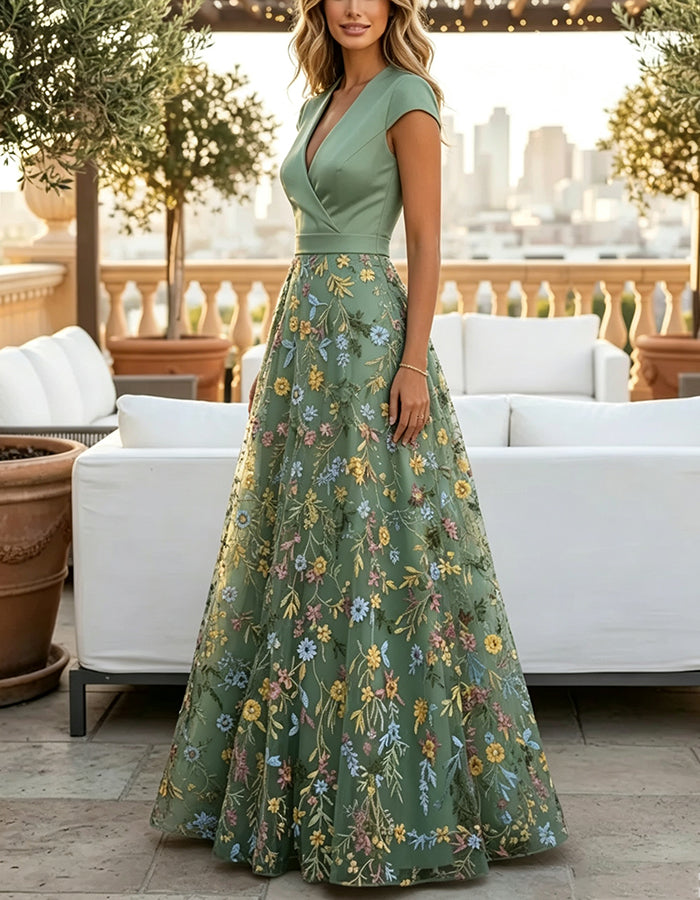 Vestido maxi verde sálvia com decote em V profundo, mangas tipo capa e bordado floral em rede