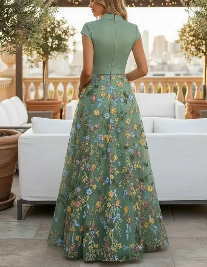 Vestido maxi verde sálvia com decote em V profundo, mangas tipo capa e bordado floral em rede
