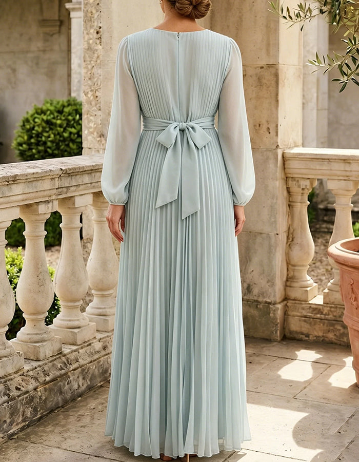 Hellblaues Kleid mit langen Ärmeln, 3D-Blumen am Taillenbereich, durchgehend plissierter Chiffon, Maxi-Länge
