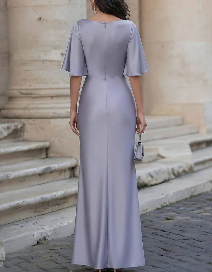 Vestido maxi lilás com mangas capa em estilo flutter, cintura torcidada e racha alta em cetim brilhante
