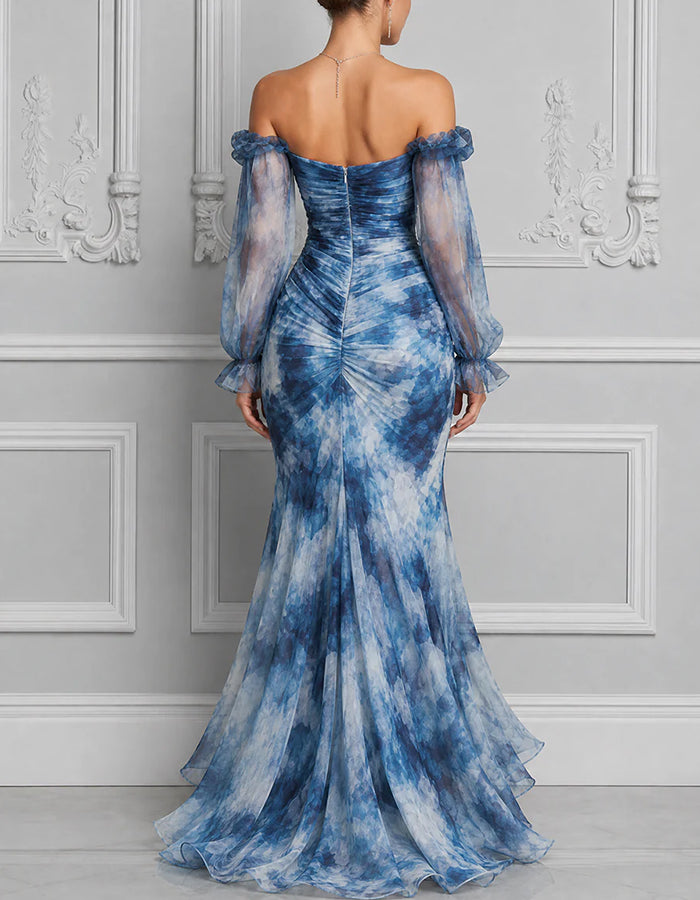 Vestido maxi azul com ombros descobertos, mangas bufantes, franzido lateral e bainha assimétrica em chiffon