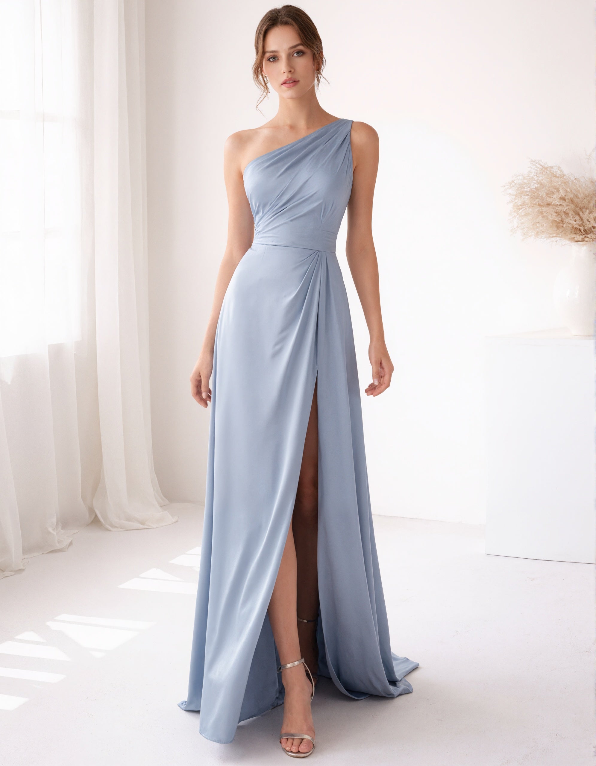 Robe longue en satin bleu à épaules  
