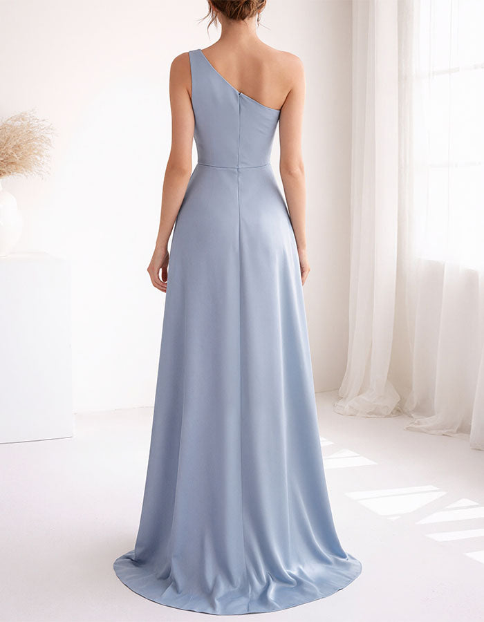 Robe longue en satin bleu à épaules  