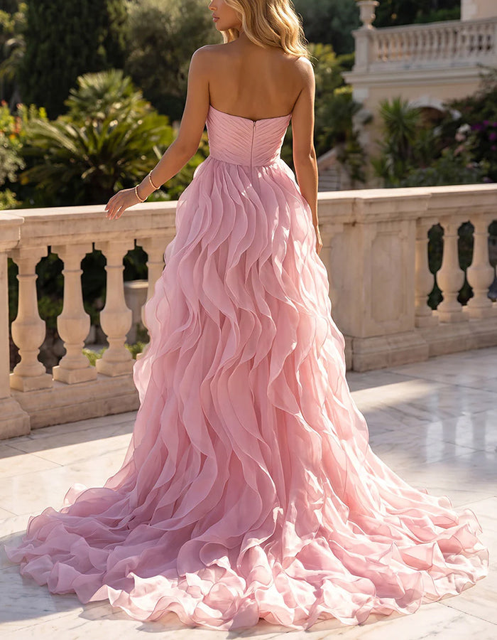 Abito lungo rosa con corpetto a cuore senza spalline plissettato e volant a cascata in organza  