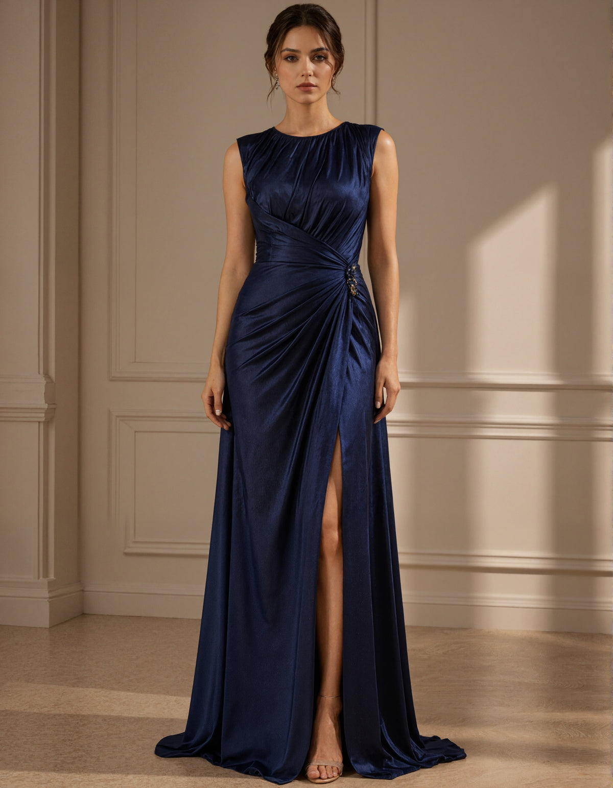 Robe longue bleu foncé en satin à col rond