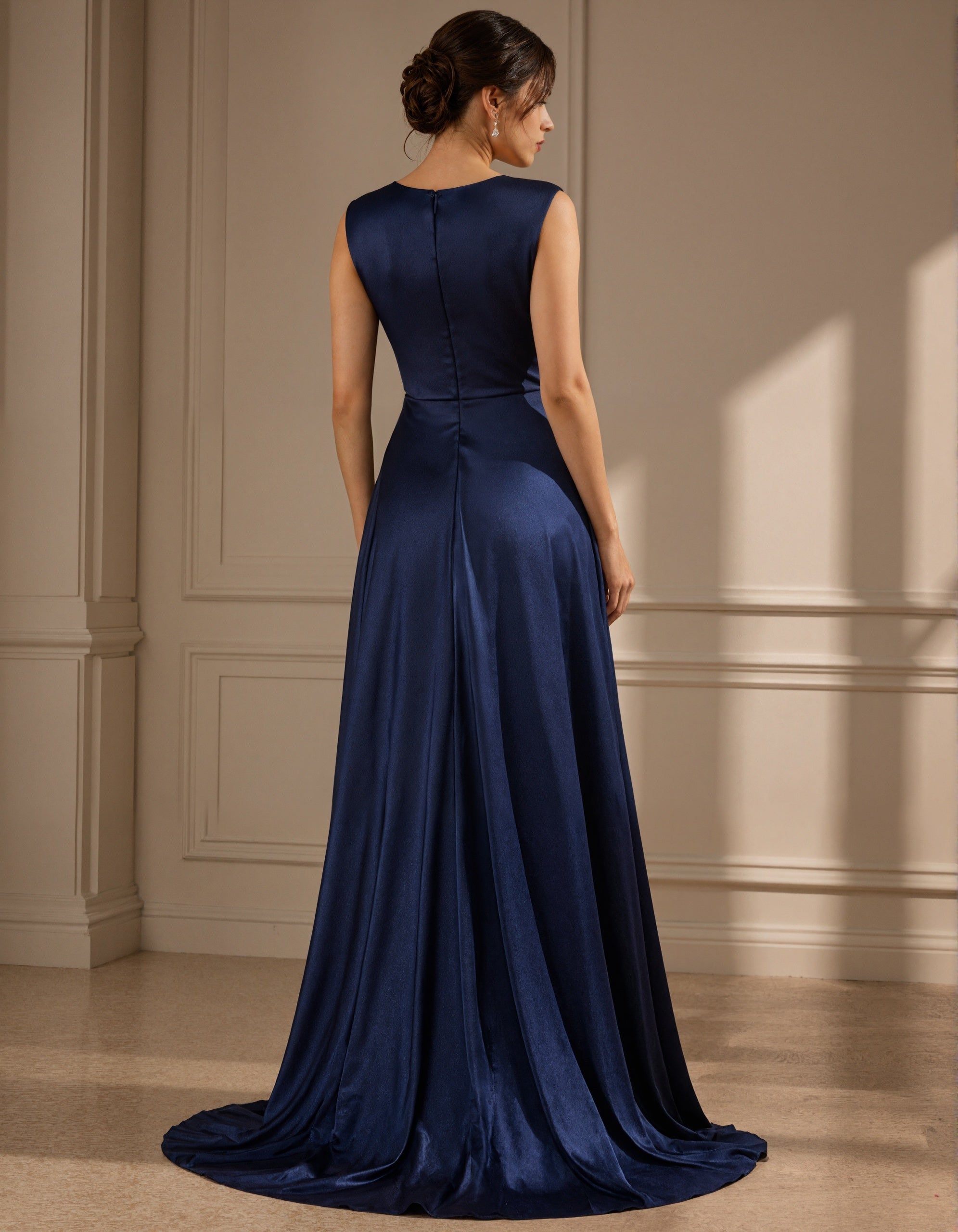 Robe longue bleu foncé en satin à col rond