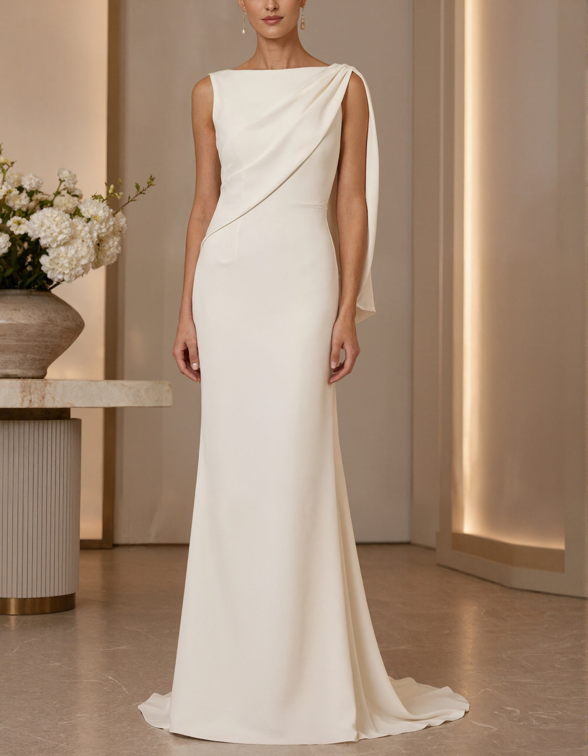 Witte maxi-jurk met bootnek, asymmetrische gedrapeerde schouderband  