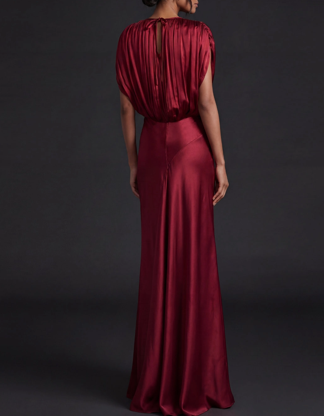 Abend-Maxikleid mit Rundhalsausschnitt, Satinrückseite, Bindeband und Seitenschlitz
