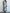 Midi-Kleid aus Chiffon mit asymmetrischem Saum, blauem Blumen-Tie-Dye und cremefarbener Basis, im Neckholder-Stil