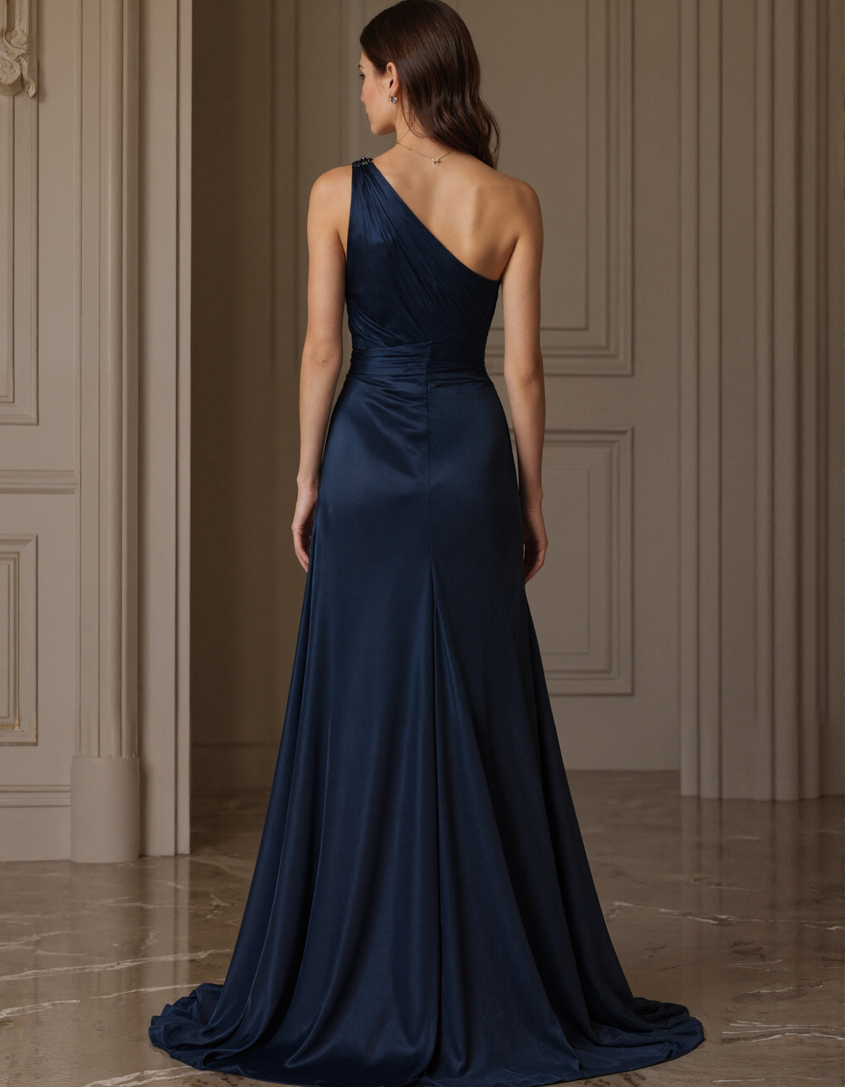 Abito lungo in satin blu scuro con spalla unica e pieghe incrociate