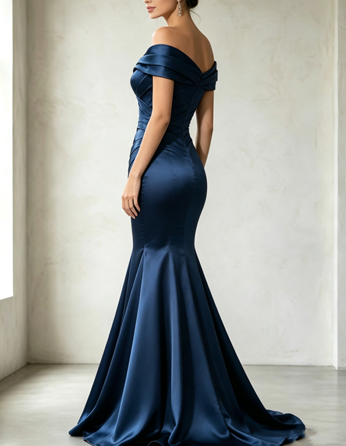 Vestido maxi plisado de satén con hombros descubiertos