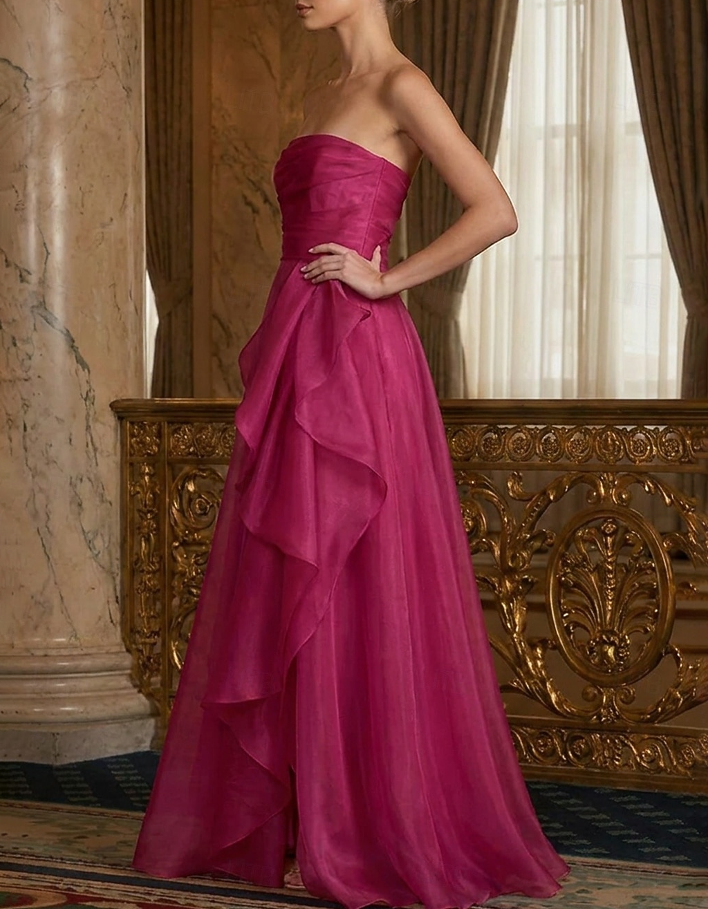 Robe longue A-line sans bretelles en organza froncé avec volants et fente latérale
