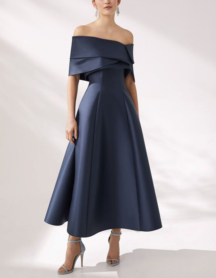 Abito midi in raso blu scuro con spalle scoperte