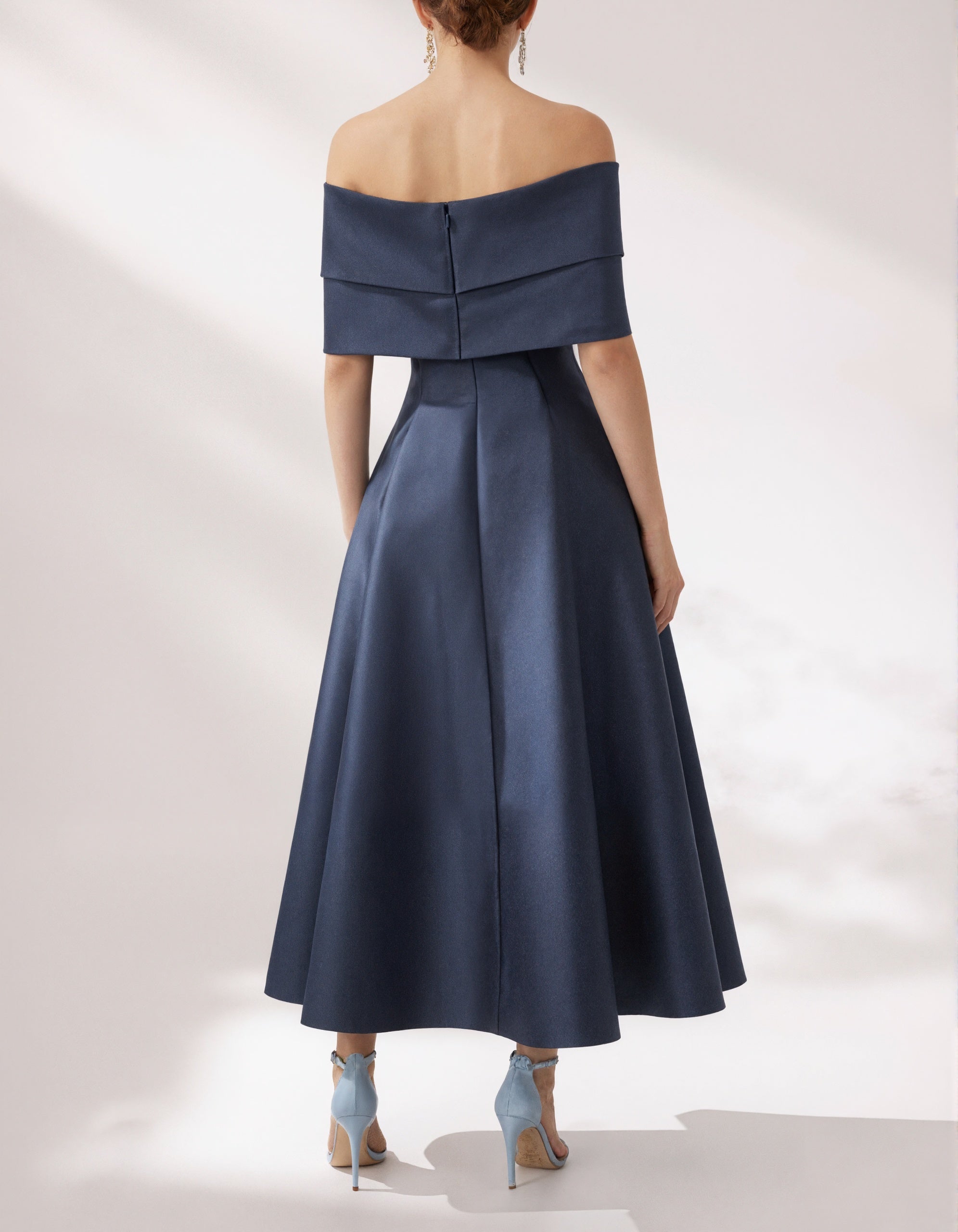 Abito midi in raso blu scuro con spalle scoperte