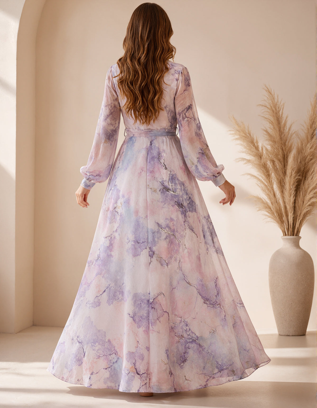 Maxikleid aus Chiffon mit Lavendelblumenmuster und V-Ausschnitt