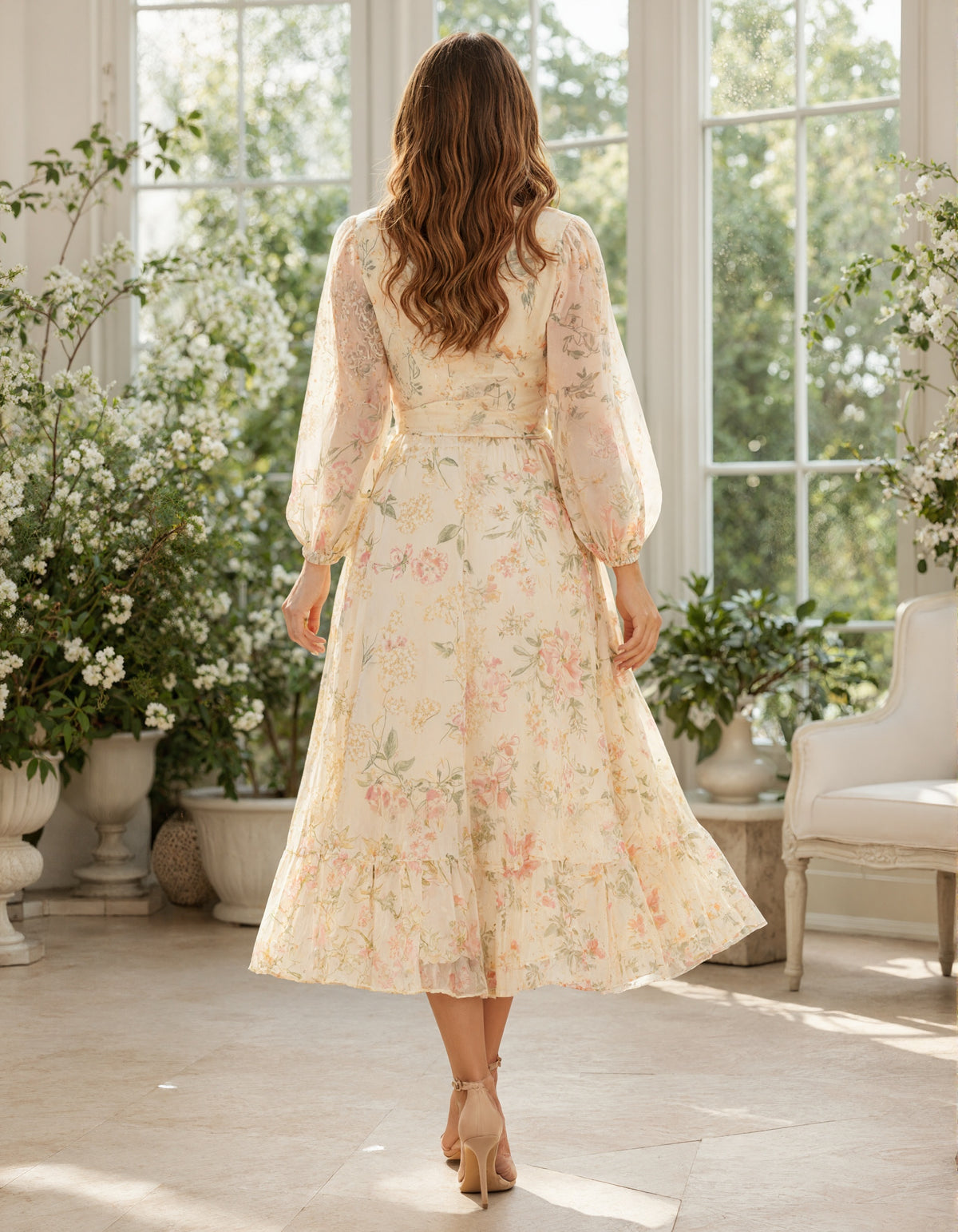 Robe midi en mousseline imprimée crème avec col en V et manches longues bouffantes