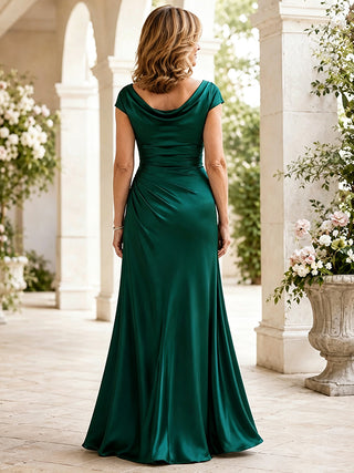 Top verde satinato a maniche corte con abito lungo con scollo a goccia