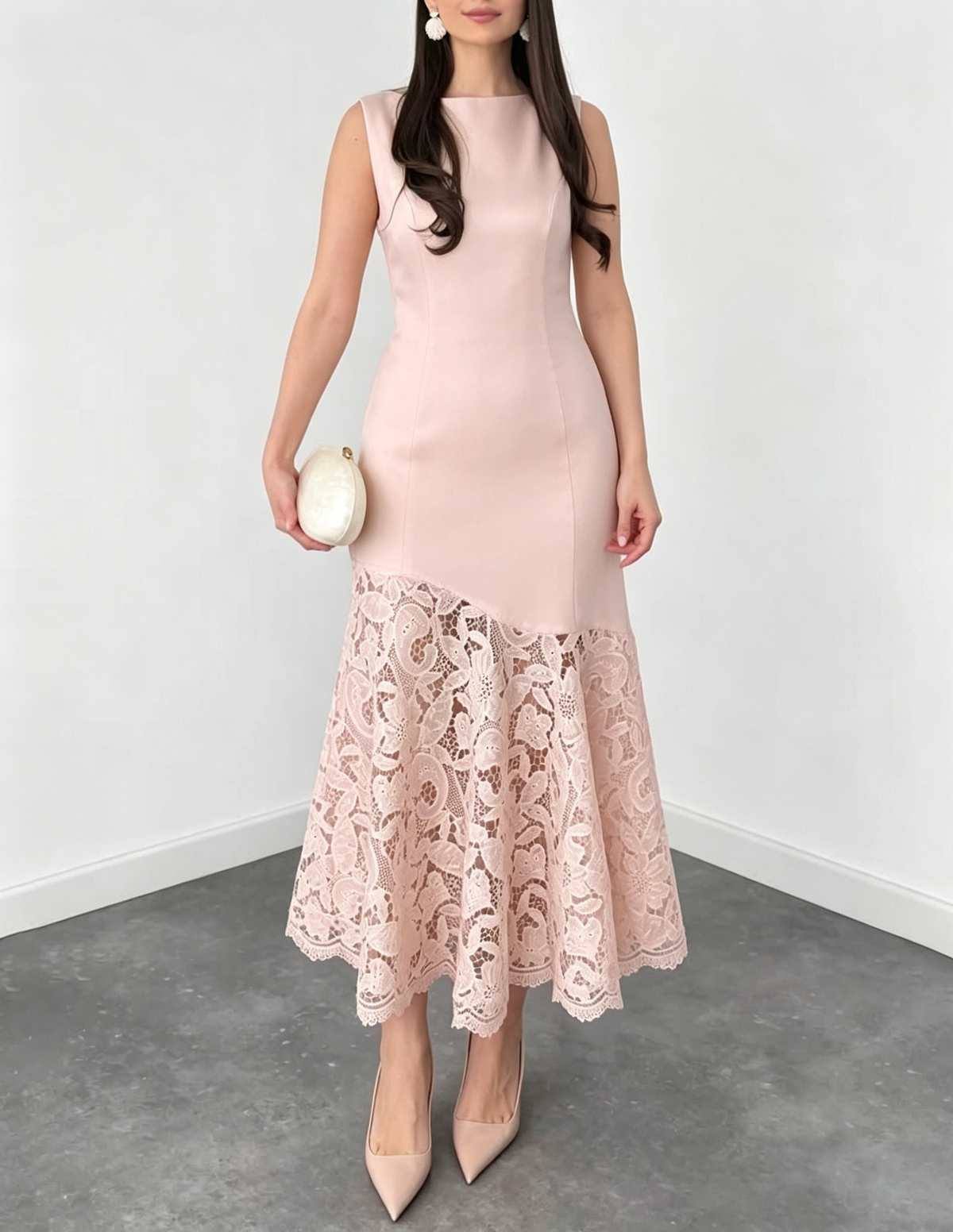 Vestido midi de satén con escote barco, sin mangas, corte asimétrico, encaje floral y línea A