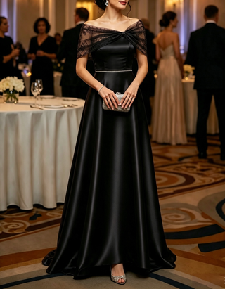 Vestido comprido de corte evasé, em renda, com ombros descobertos e faixa de cintura com cristais
