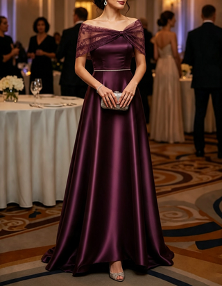 Vestido comprido de corte evasé, em renda, com ombros descobertos e faixa de cintura com cristais