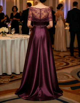 Vestido comprido de corte evasé, em renda, com ombros descobertos e faixa de cintura com cristais