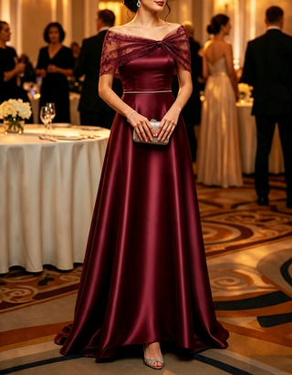 Vestido comprido de corte evasé, em renda, com ombros descobertos e faixa de cintura com cristais