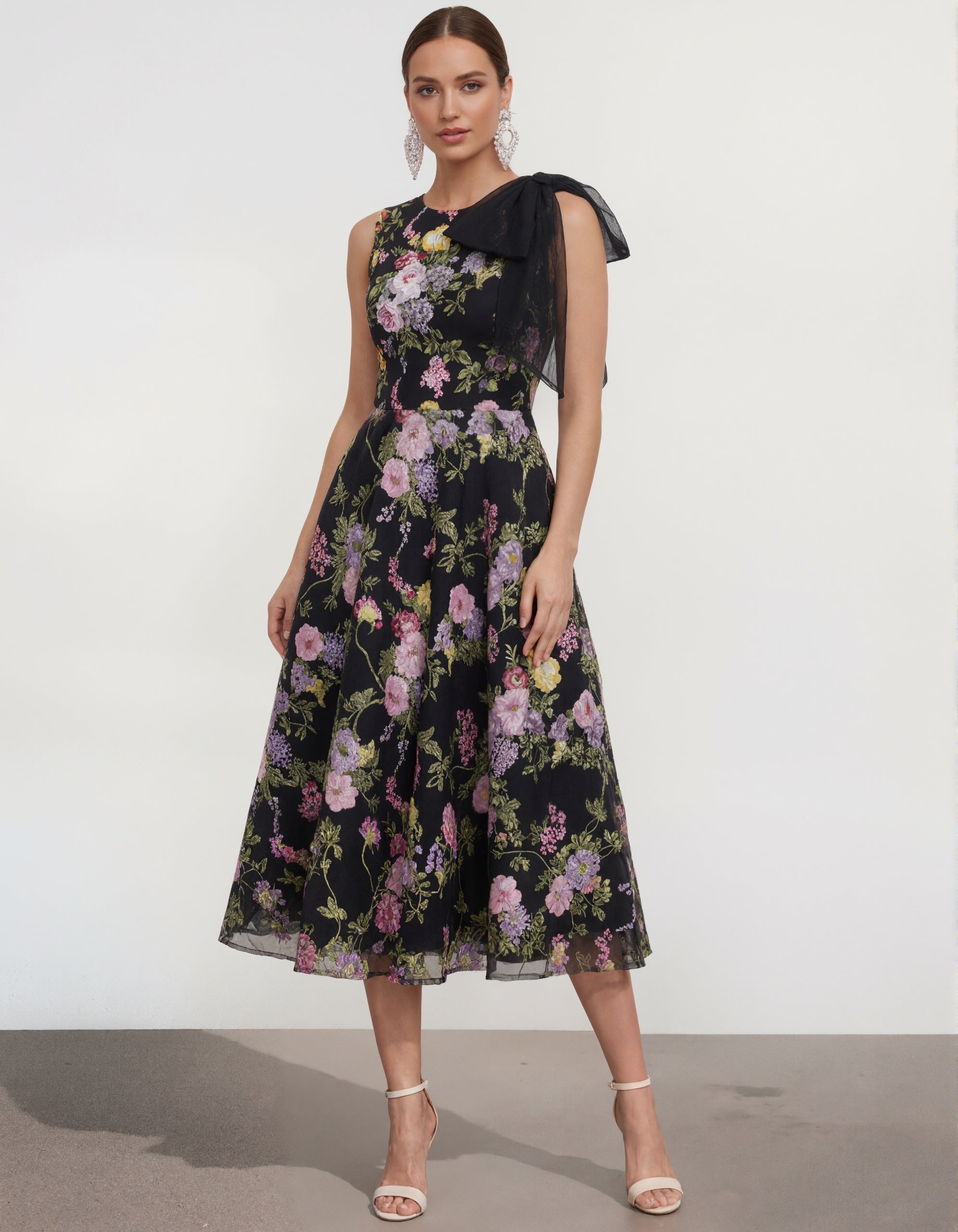 Rochie maxi neagră cu flori colorate și fundă fără mâneci
