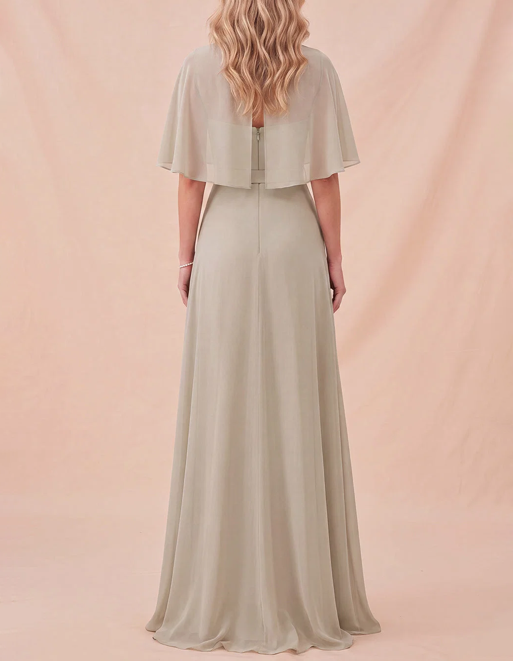 Abito lungo drappeggiato in chiffon con scollo rotondo, mantellina e cintura in vita