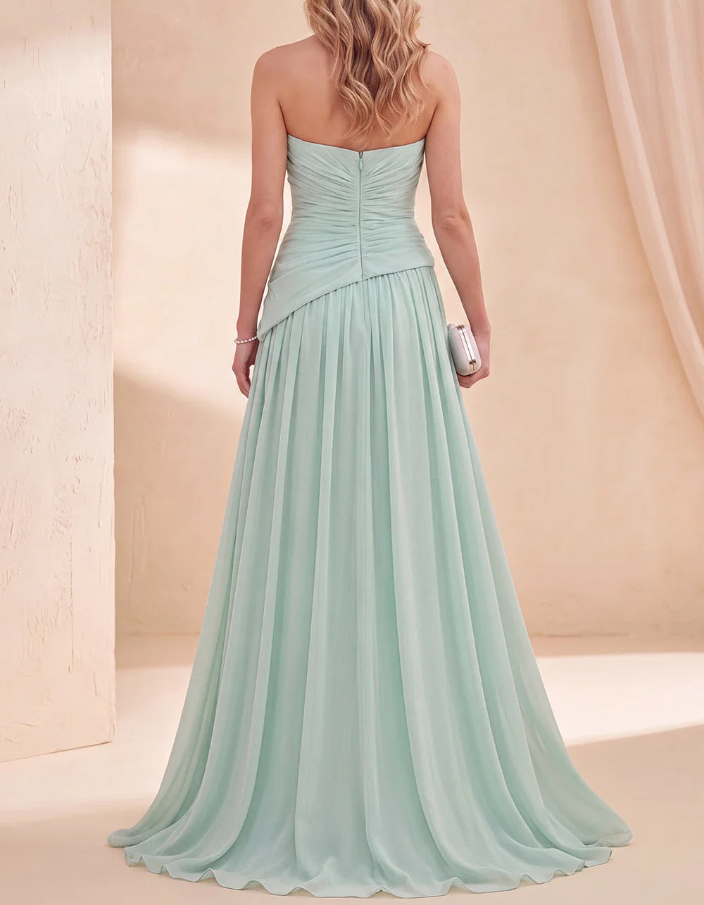 Abito lungo svasato in chiffon plissettato con motivo floreale 3D e senza spalline